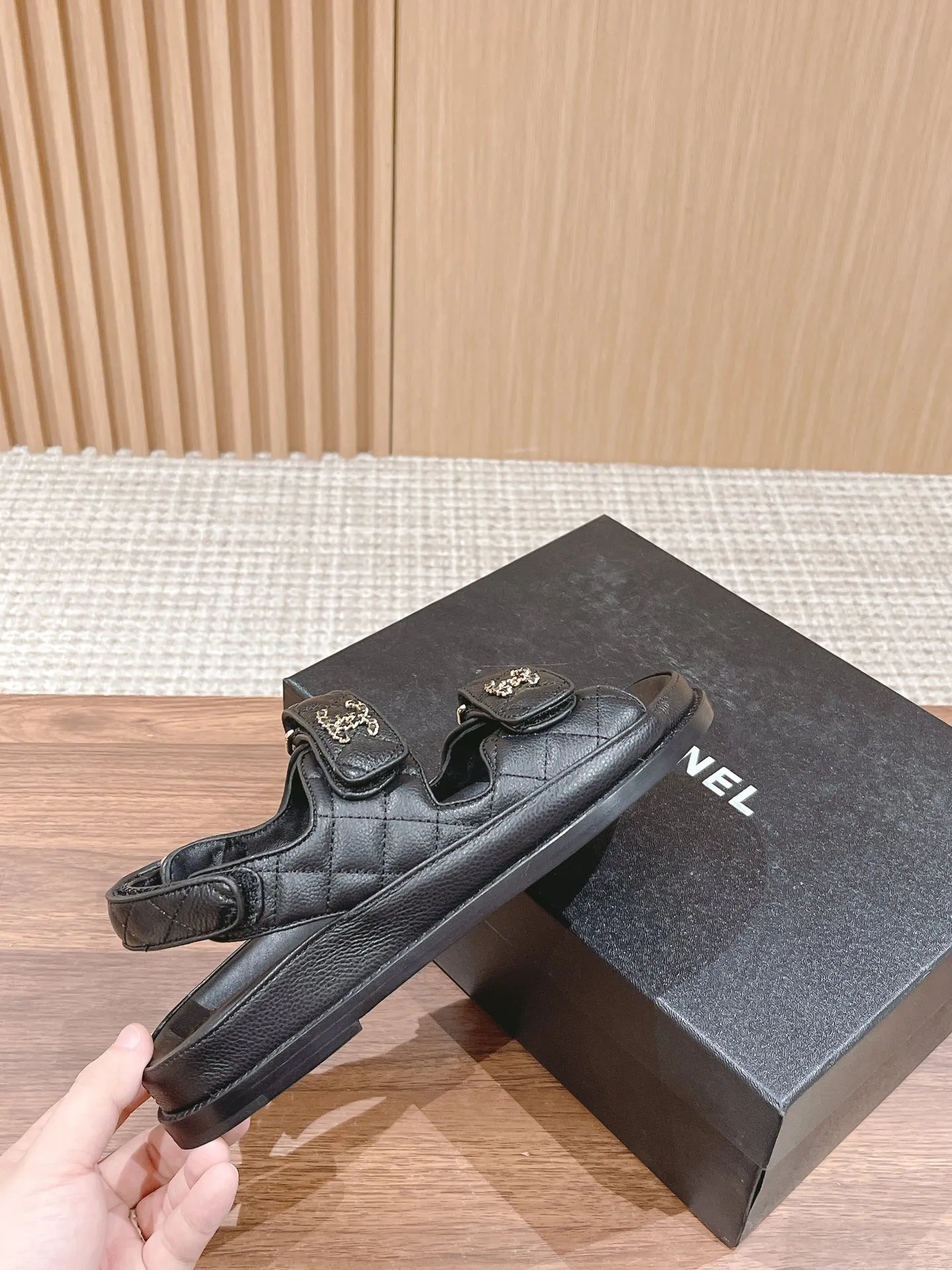 👟👟Ex-factory price 480👟👟 Women's Shoes Women's Clothes #Leather CHANEL Xiaoxiang Sandals/King of Out of Stock at Counters 2023ss hot-selling all-genuine leather Velcro sandals I buy Chanel Velcro sandals every year, a versatile and versatile artifact, durable for summer beaches 🏖️, this spring and summer must-have item! ❶The upper is imported pebbled cowhide/customized original satin, with good texture and delicate leather ❷Mold-opening imported resin logo hardware buckle/Au diamond hardware buckle ❸The lining is imported lambskin, Italian🇮🇹leather outsole ❹Size: 35-40M
